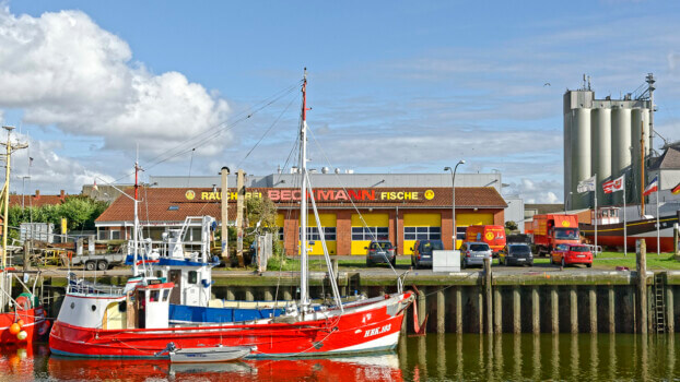 Hafen von Büsum mit einem roten Kutter